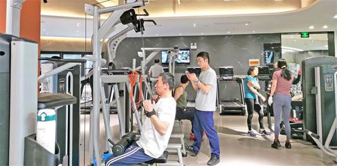 健身房里銀發(fā)族多起來(lái) 專家建議選擇適合的運(yùn)動(dòng)項(xiàng)目